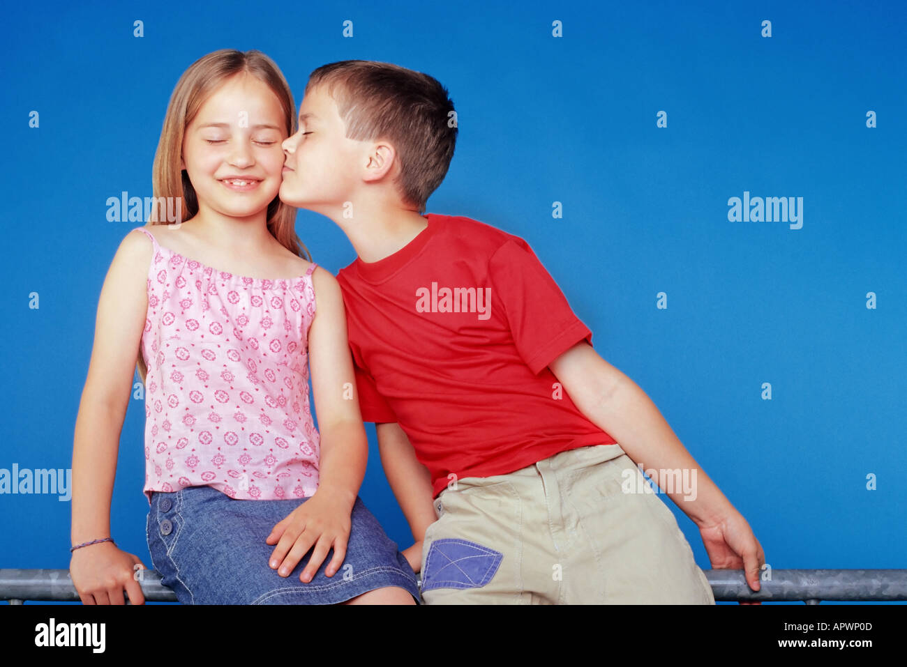Ragazzo ragazza baciare sulla guancia Foto Stock