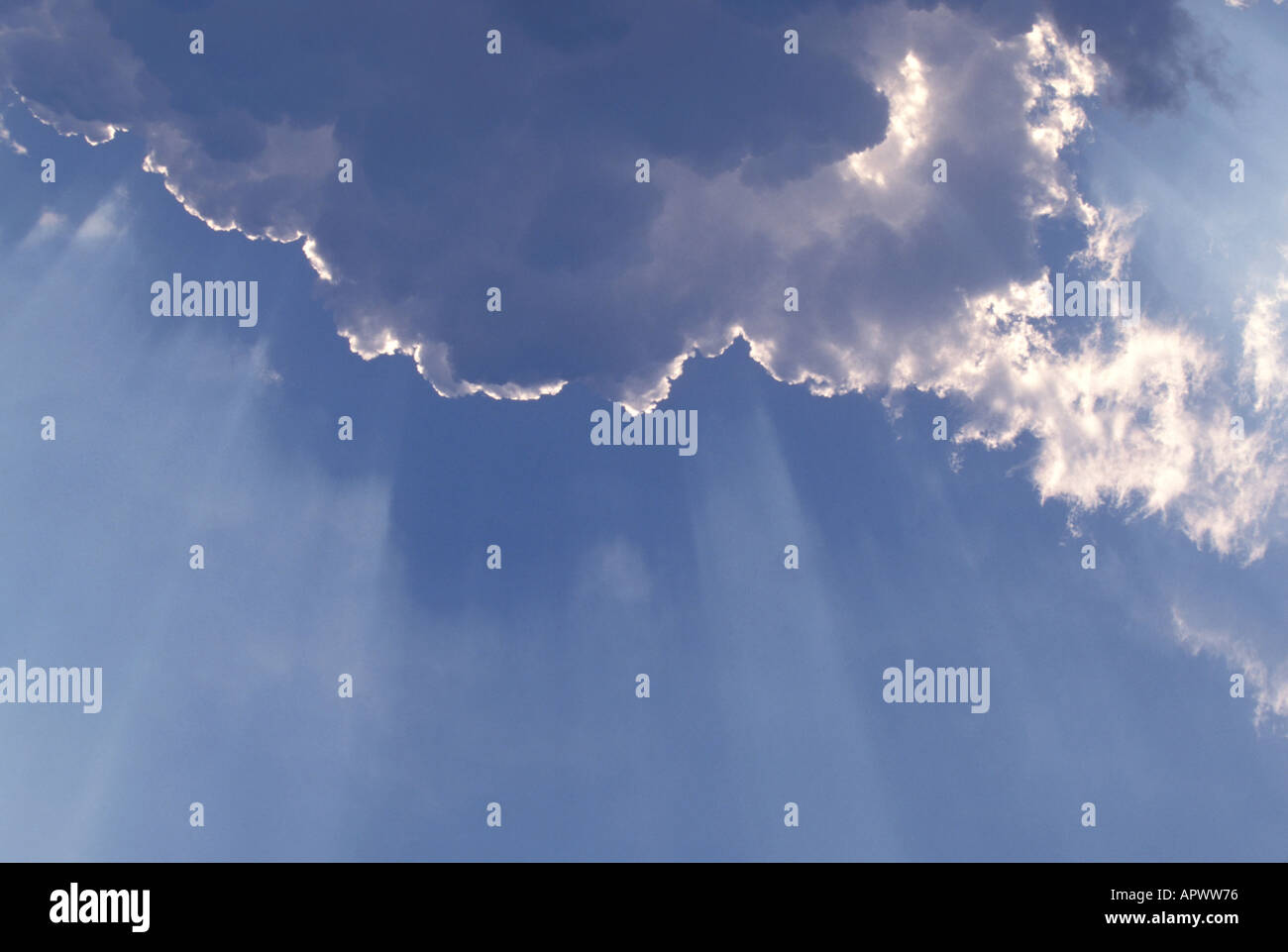 Nuvole blu cielo le colonne di acqua drammatica storm Foto Stock