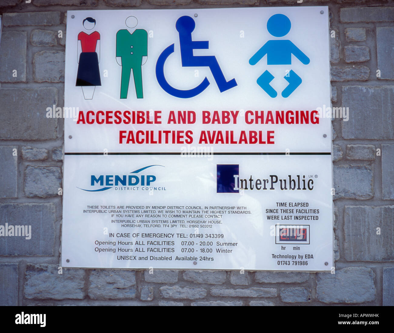 Simboli su un wc pubblico segno, mendip consiglio del distretto, pozzi, Somerset, Inghilterra, Regno Unito. Foto Stock