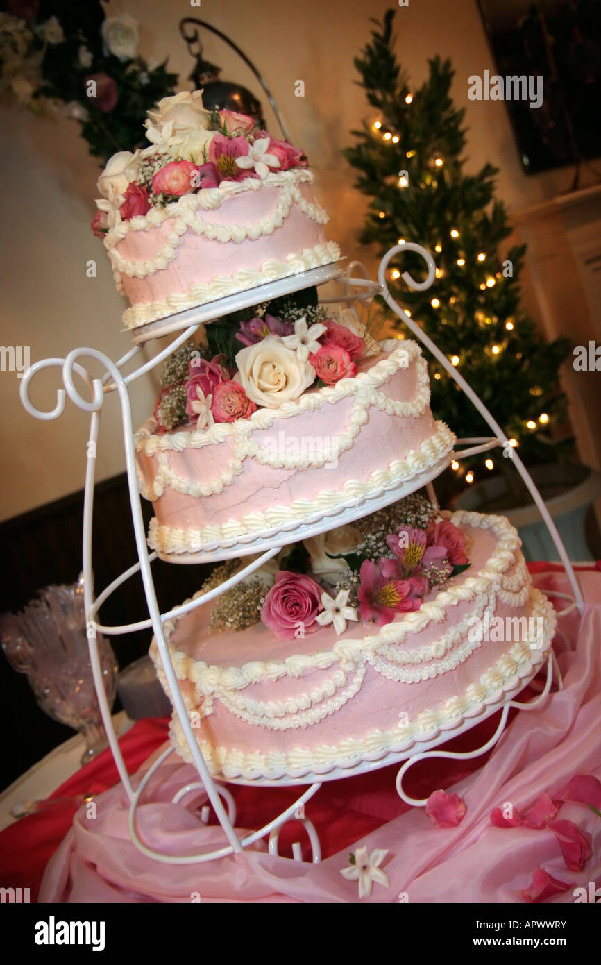 Rose e rabboccato rosa e bianco Tiered Torta nuziale Foto Stock