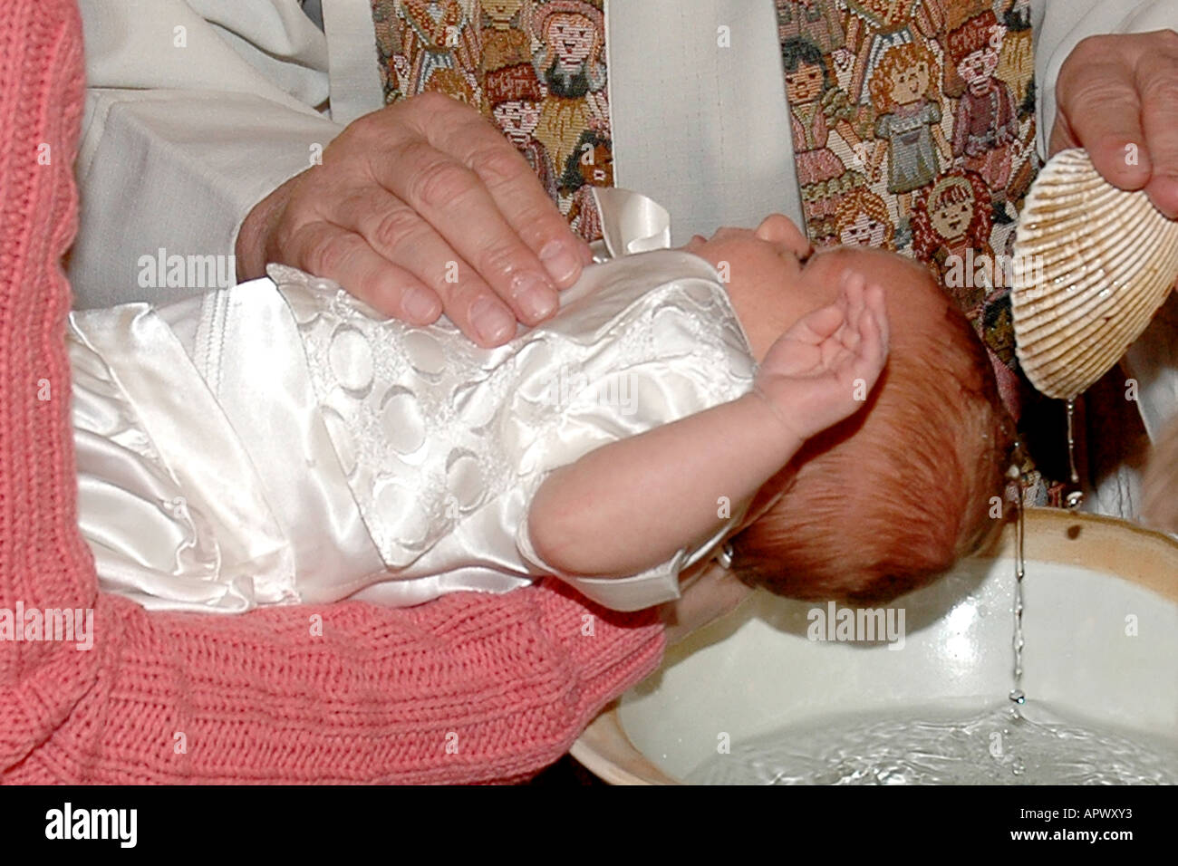 Sei settimane bambino riceve la Chiesa cattolica il sacramento del battesimo. Foto Stock