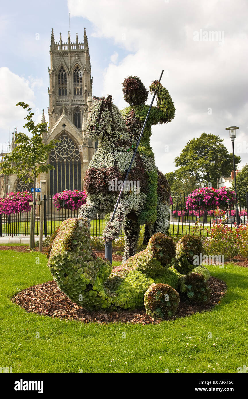 Topiaria da floreali display di San Giorgio e il Drago al di fuori della cattedrale di Doncaster, nello Yorkshire meridionale, England, Regno Unito Foto Stock