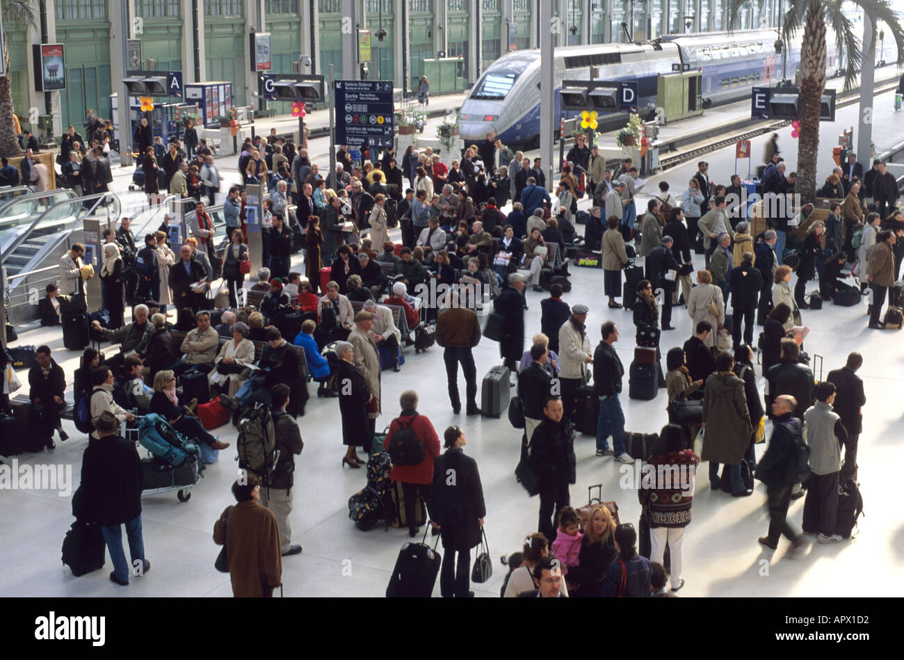 Persone che viaggiano alla stazione ferroviaria Gare de Lyon a Parigi Francia Foto Stock