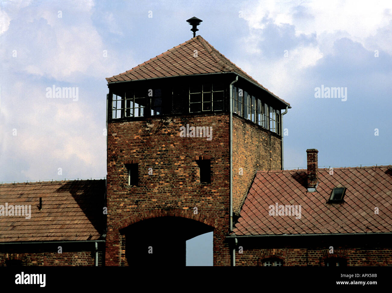 Hell s Gate nome dato all'ingresso ad Auschwitz Birkenau campo di concentramento ora un museo di stato Oswiecim Polonia Foto Stock