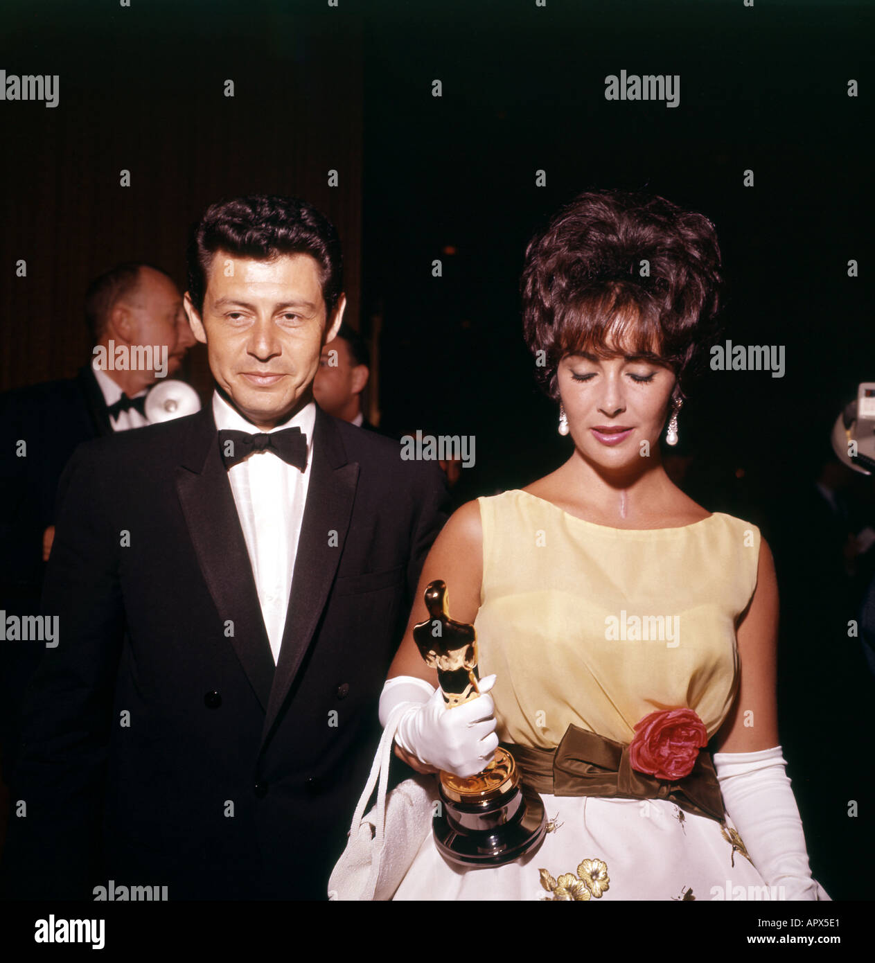 ELIZABETH TAYLOR e Eddie Fisher con il suo Oscar per Butterfield 8 nel 1960 Foto Stock