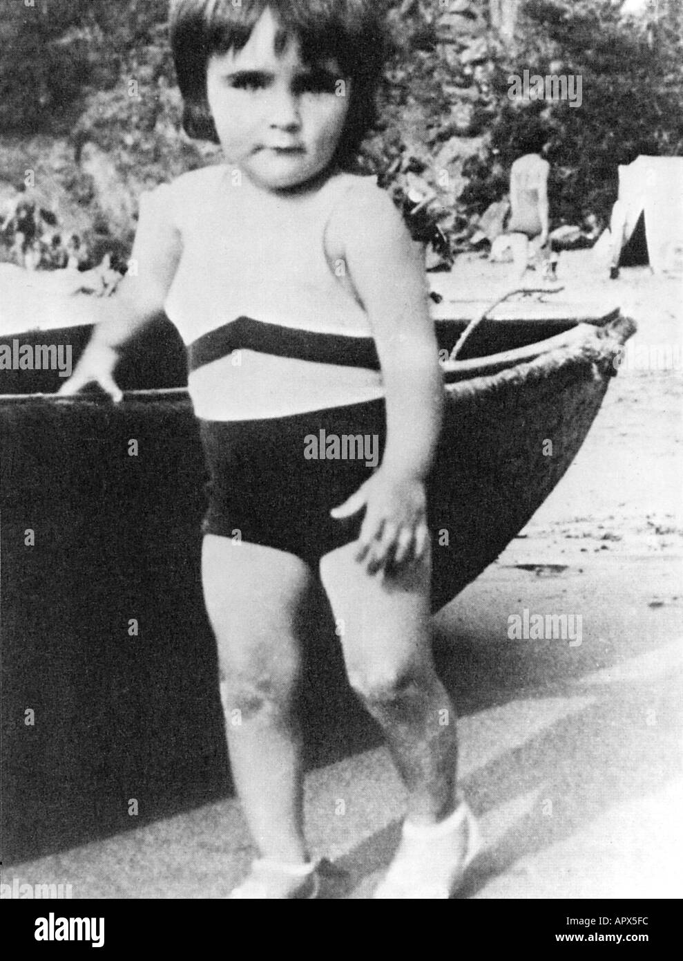 ELIZABETH TAYLOR circa 1934 su una spiaggia in Inghilterra Foto Stock