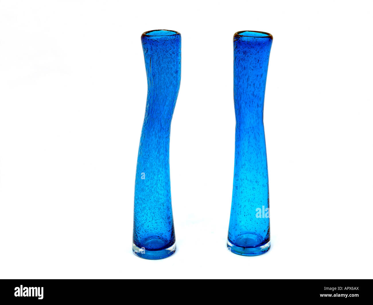 Coppia di blu riciclato vasi di vetro Foto Stock