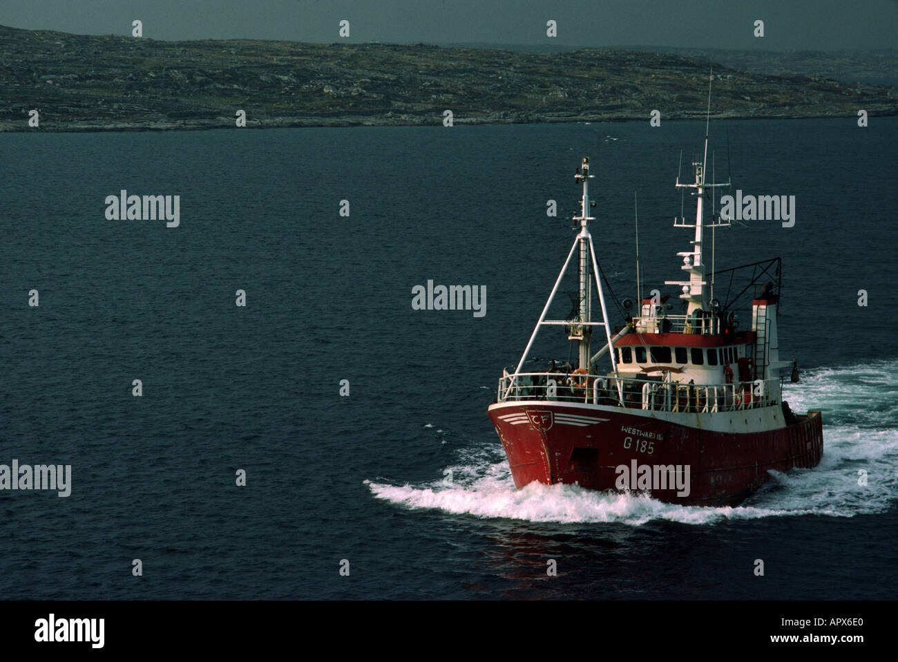 Un oceano di andare tug crociere da scogliere di ormeggiare in Irlanda Foto Stock