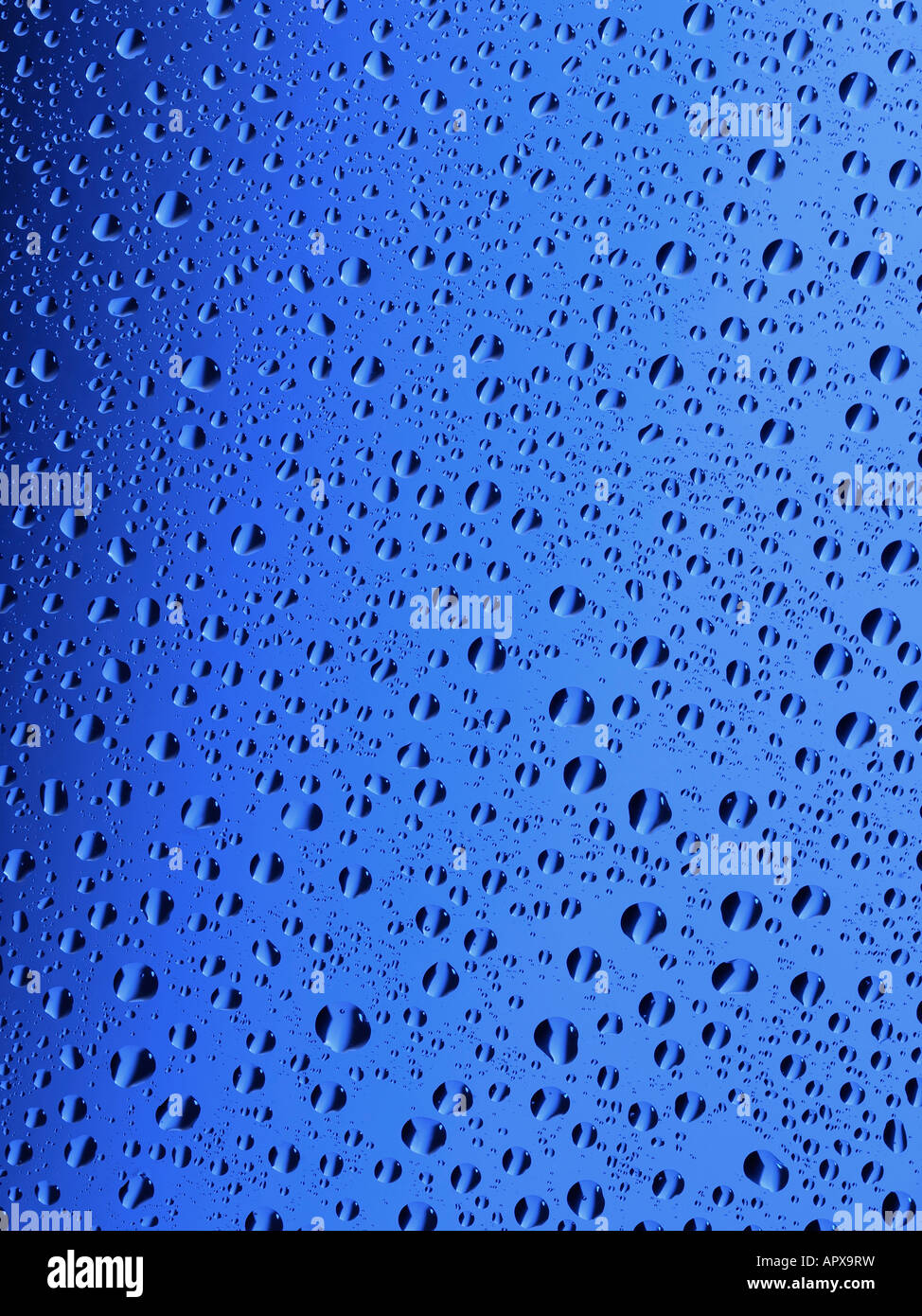 Gocce di acqua su uno sfondo blu Foto Stock