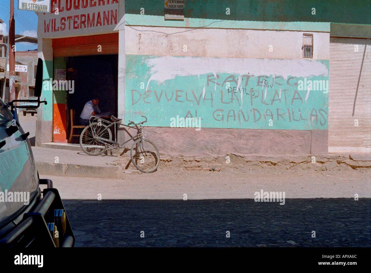 Piccola cittadina in Guatemala con grafitti politici dicendo briganti ritorno il tuo argento per i minatori. Foto Stock