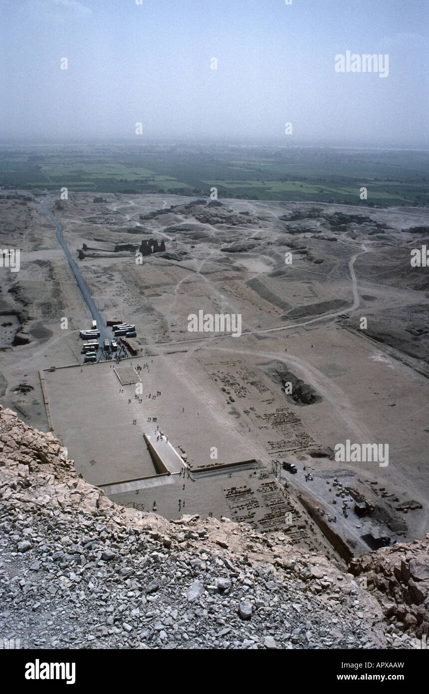 Vista aerea della strada che conduce a Hatshepsut tempio mortuario complesso a Deir el-Bahri presso la Valle dei Re in Egitto Foto Stock