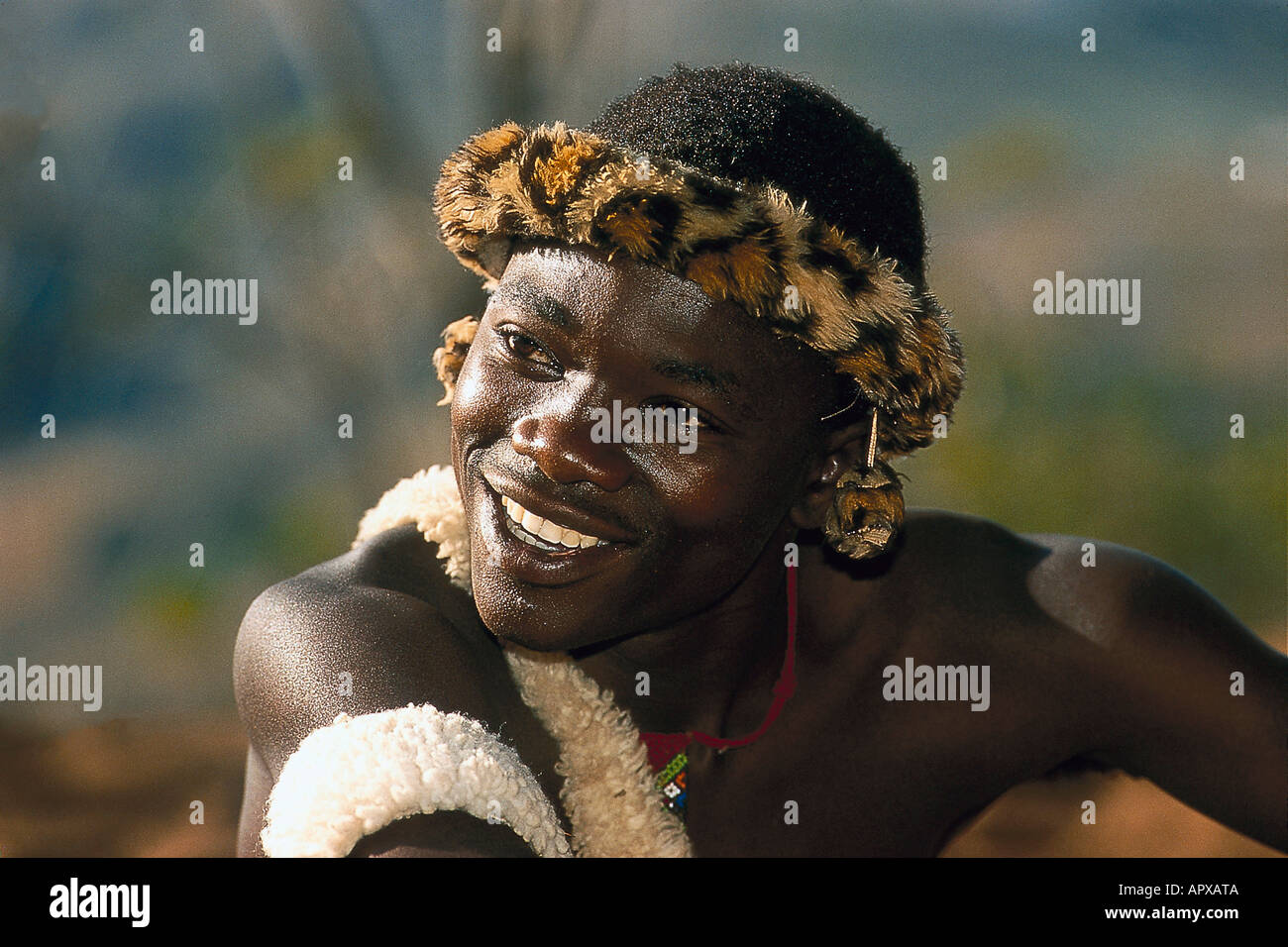 Giovani Zulu in costume tradizionale, Natal Sud Africa Foto Stock