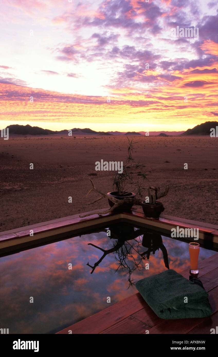 Piscina vista sul deserto di Sesriem a Sossusvlei Wilderness Camp Foto Stock