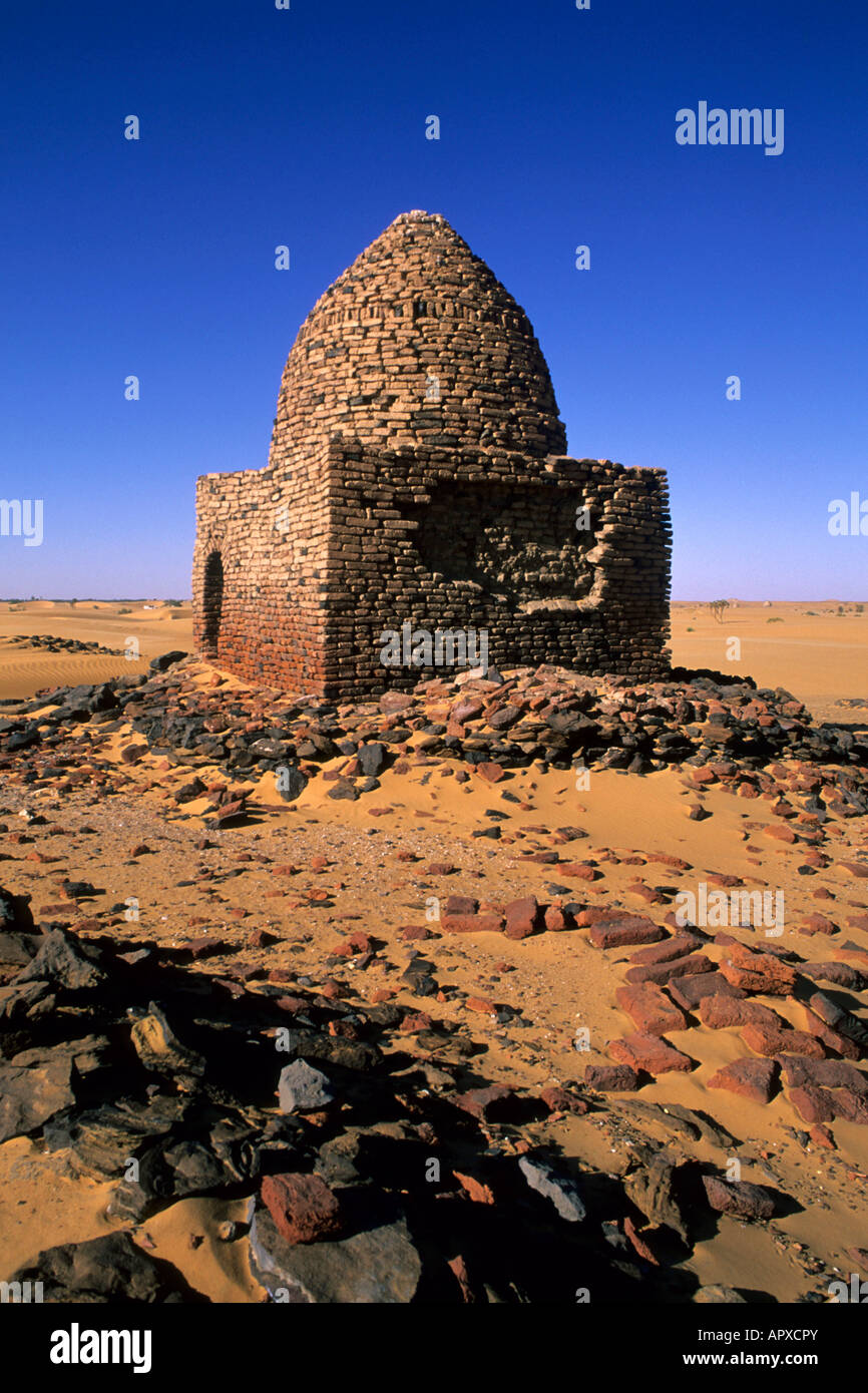 Un antico mattone di fango tomba a cupola in Old Dongola Foto Stock