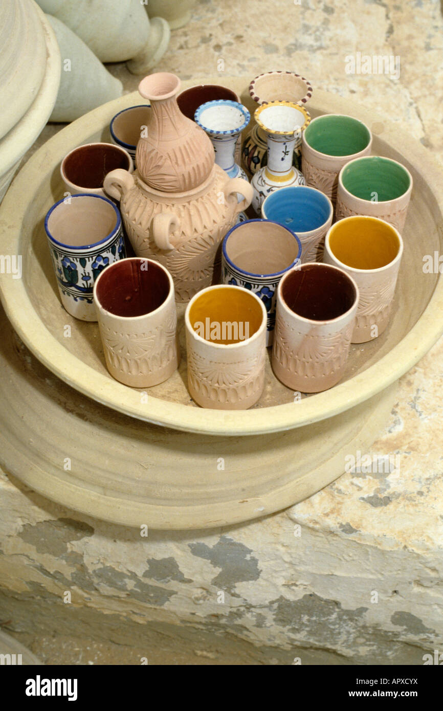 Ceramica tunisino vasi su un vassoio in potters studio. Foto Stock