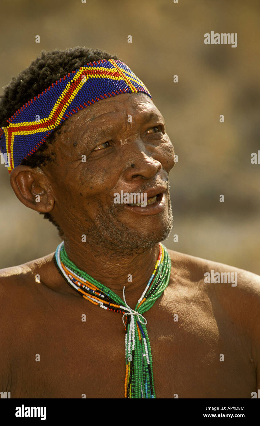 Un ritratto di un Boscimane indossando un archetto a perline e collo adornment Foto Stock Un ritratto di un Boscimane indossando un archetto a perline e collo adornment Foto Stock