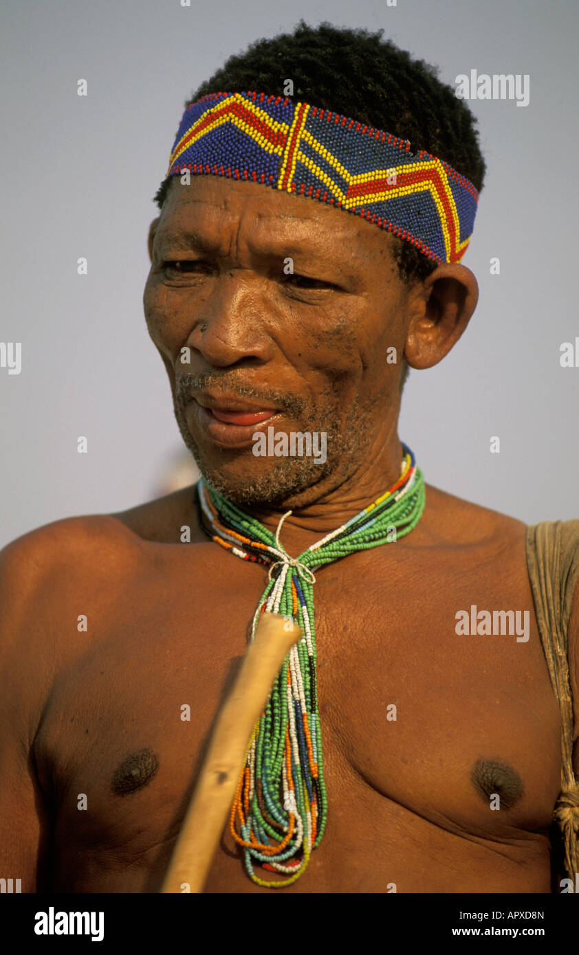 Un ritratto di un Boscimane indossando un archetto a perline e collo adornment Foto Stock Un ritratto di un Boscimane indossando un archetto a perline e collo adornment Foto Stock