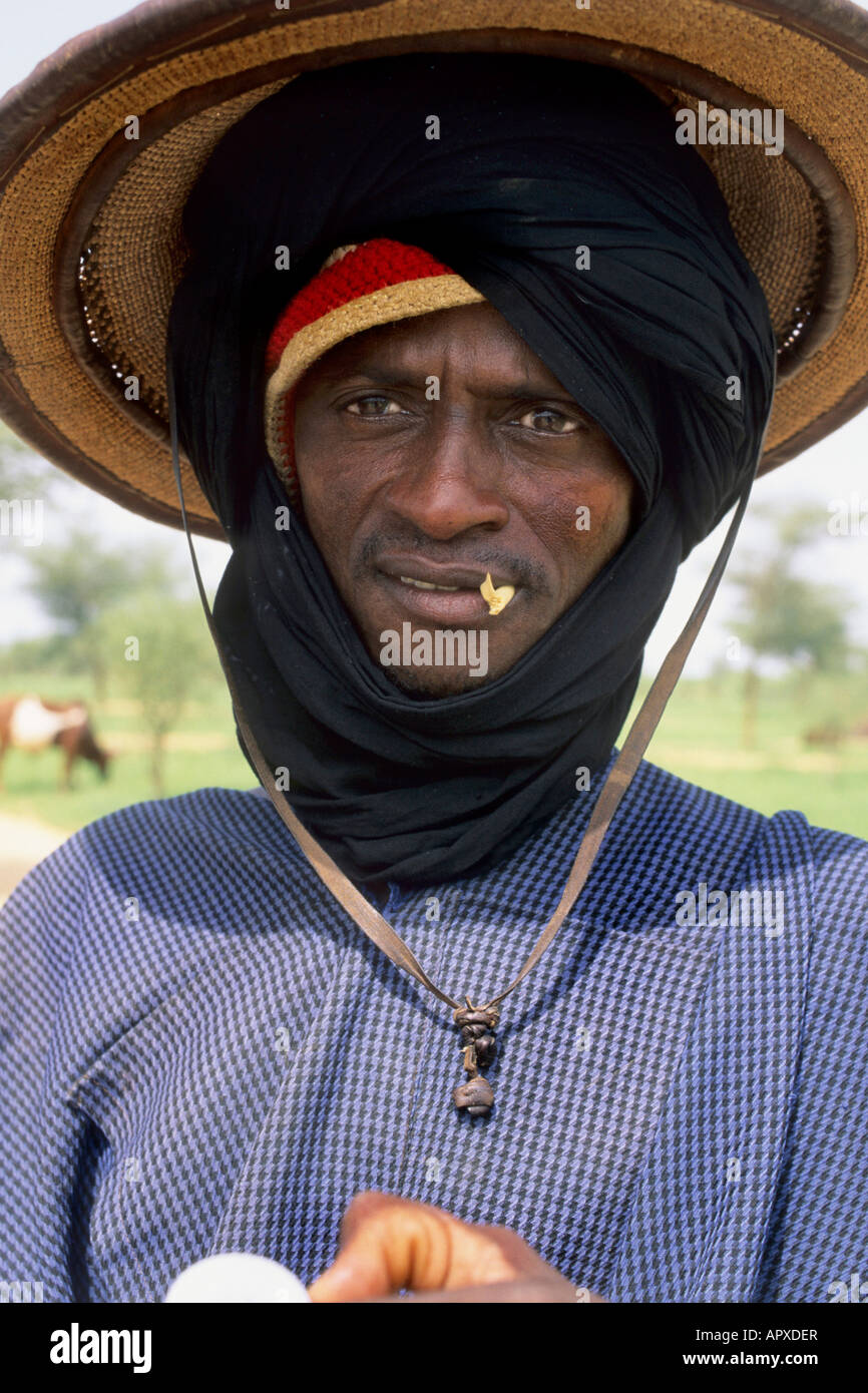 Ritratto di un pastore Peul indossando un turbante nero e un cappello di  paglia Foto stock - Alamy