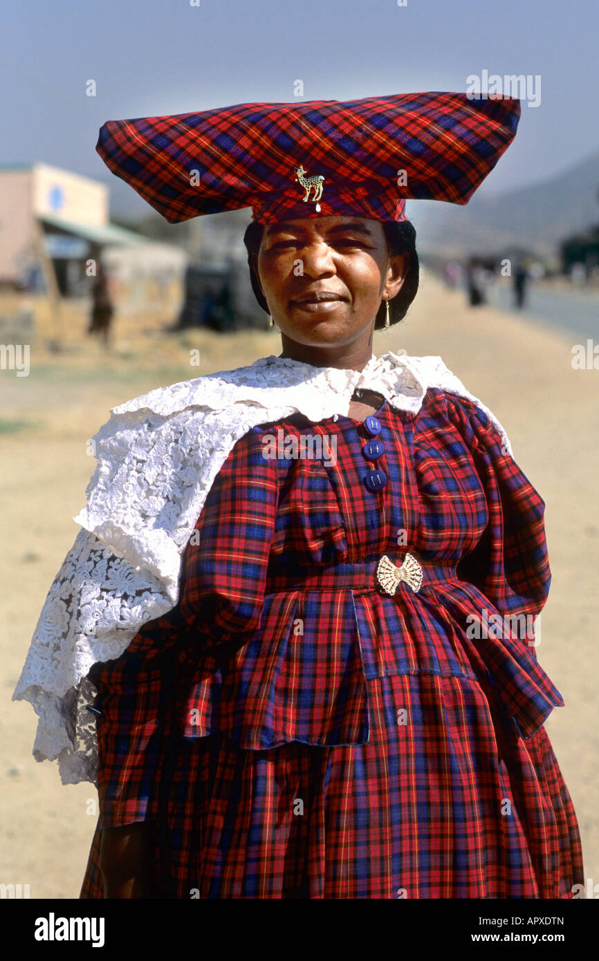 Close-up di un orgoglioso e ben vestito Herero donna Foto Stock