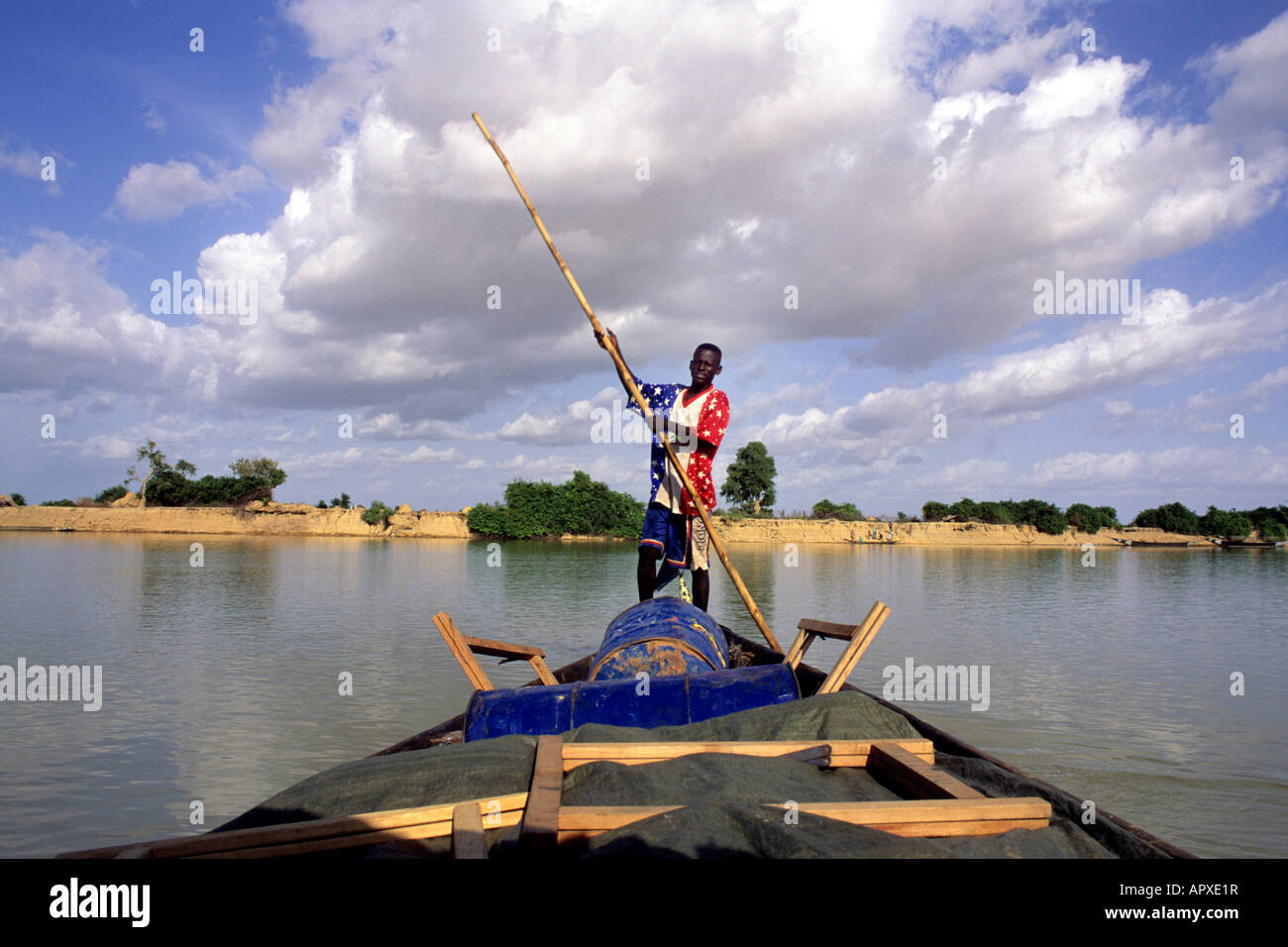 Pinasse pilota (driver) sul Fiume Niger Foto Stock
