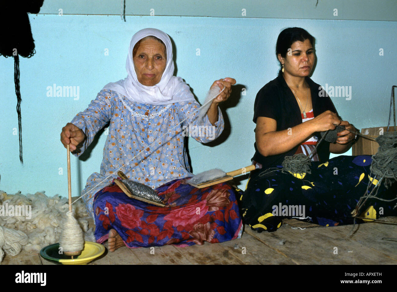 Le donne tunisine la filatura su un mandrino a mano Foto Stock