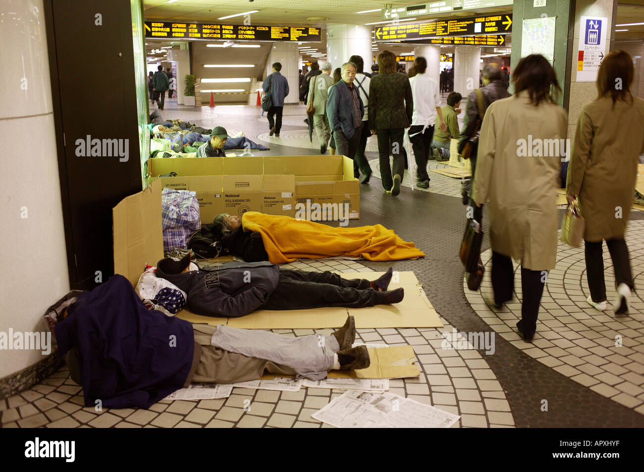 Senzatetto, scatole di vivere a Tokyo in Giappone, durante la notte un ricovero temporaneo di persone senzatetto in Shinjuku Stazione della Metropolitana, dormendo in c Foto Stock