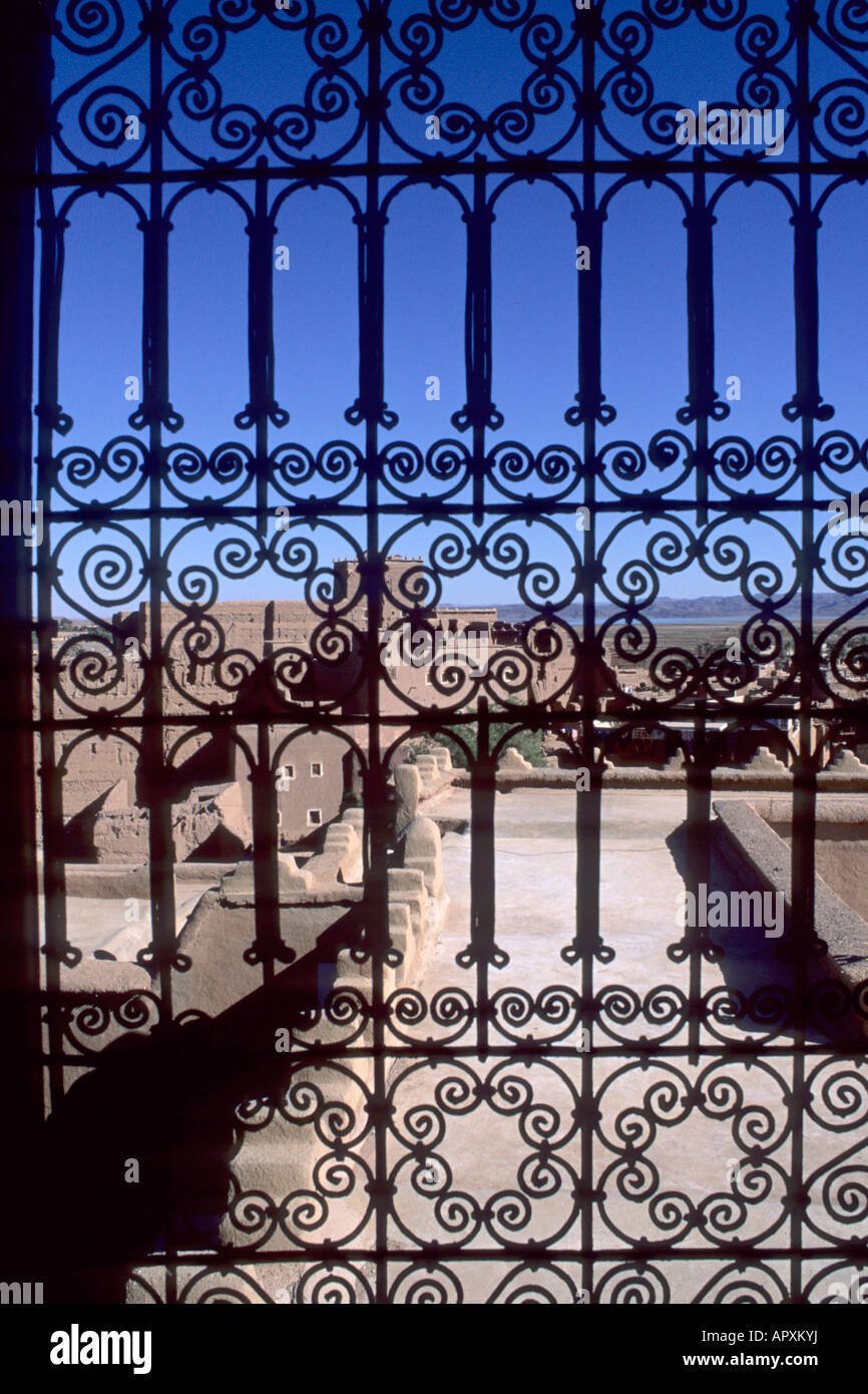Vista attraverso un cancello a Kasbah Taurit Foto Stock