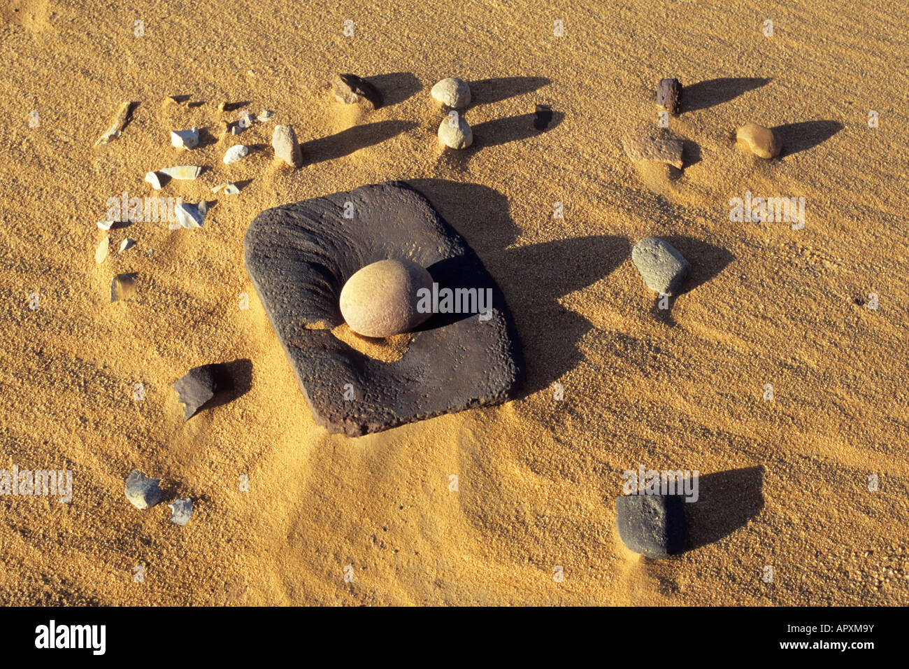 Antica macina e frantumazione di pietra in sabbie del deserto Foto Stock