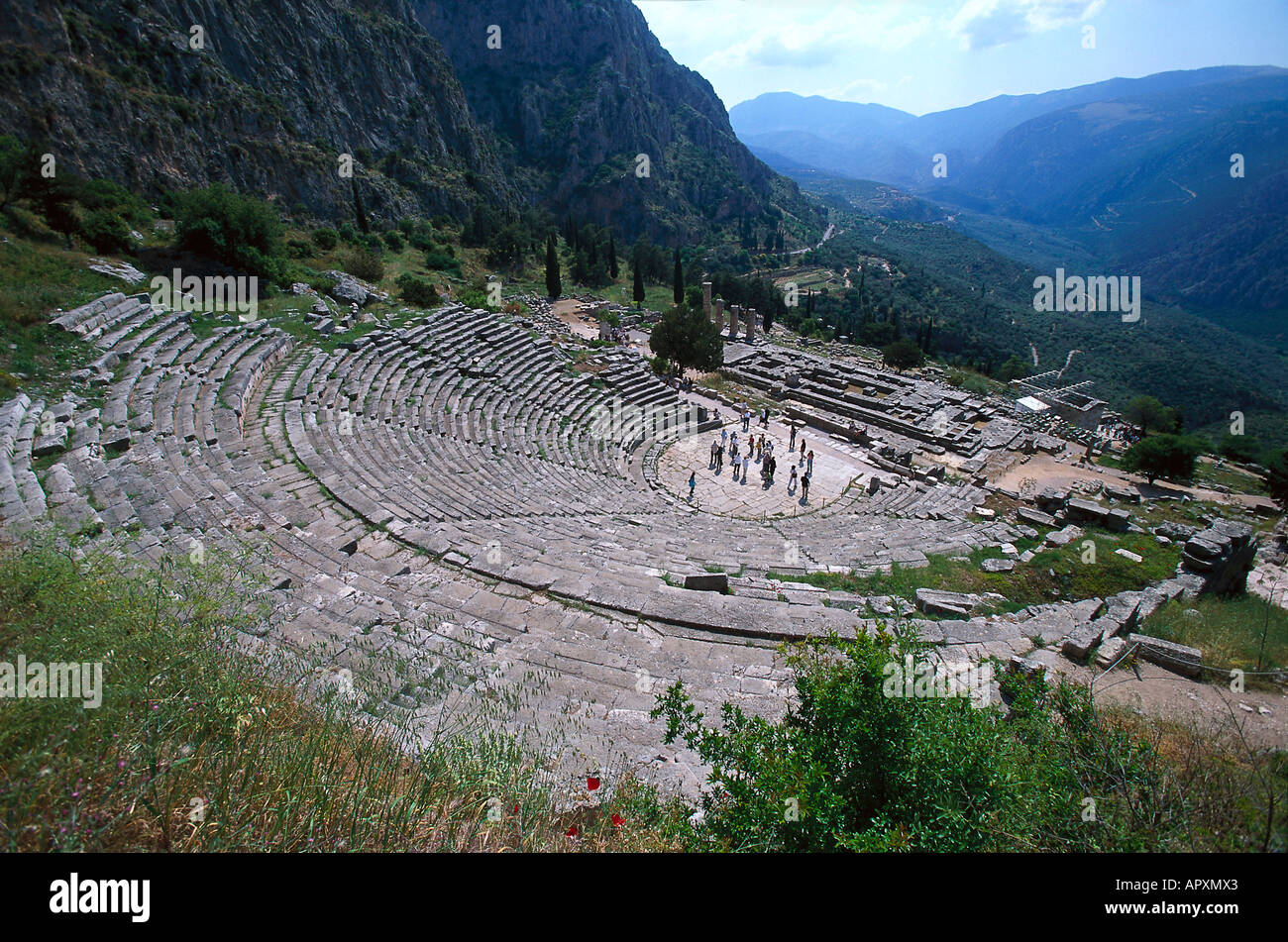 Il abcient teatro e tempio di Apollo a Delfi, Peloponneso, Grecia Foto Stock