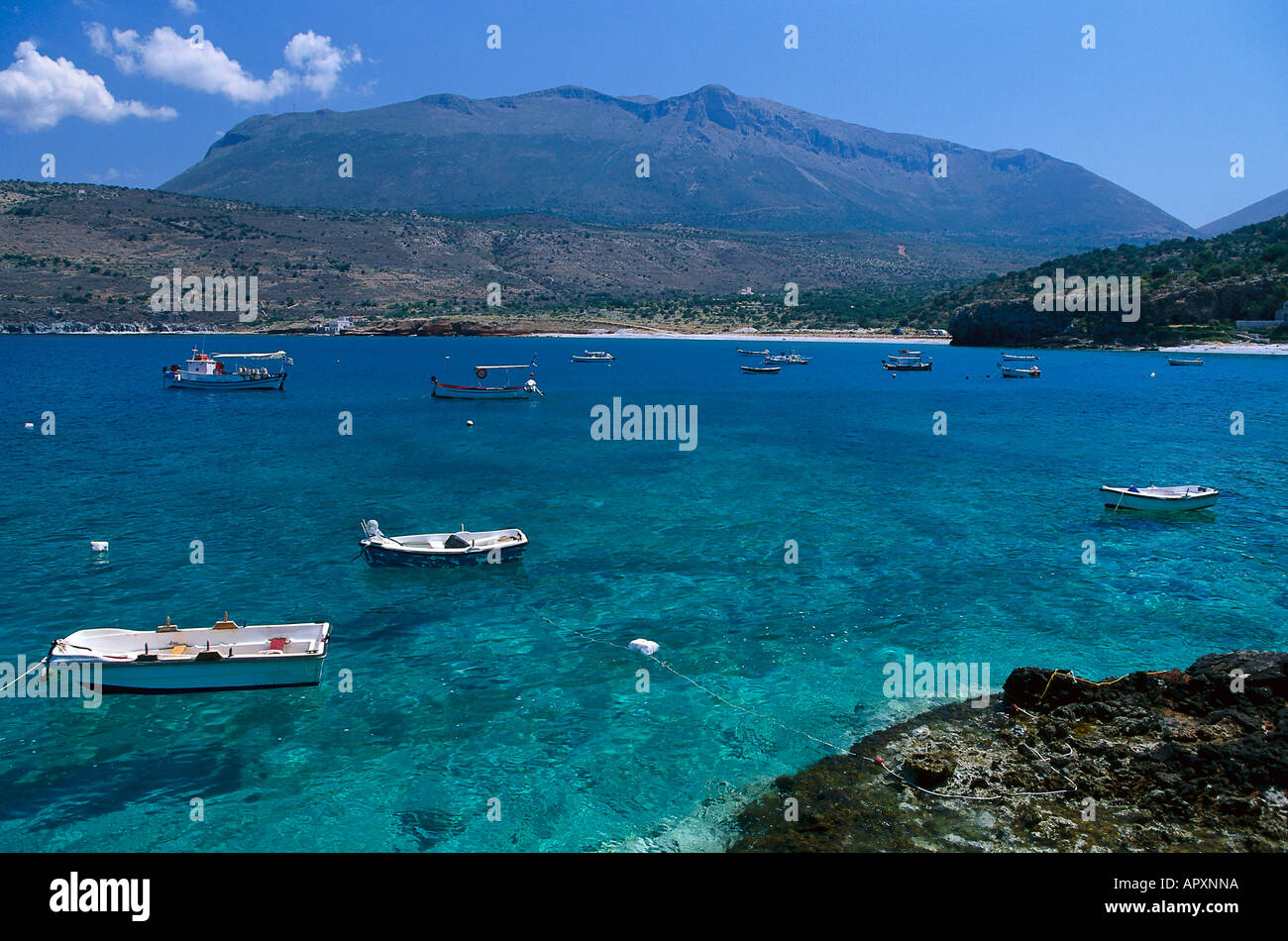 Barche da Pesca nella baia vicino a Dirou, Mani penisola del Peloponneso, Grecia Foto Stock