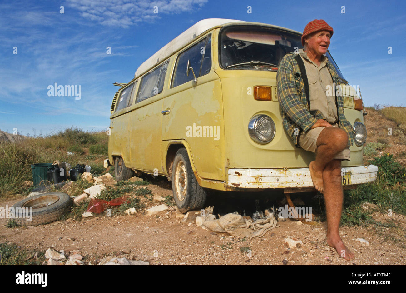 Luckless opal minatore e il suo vecchio VW-van, abitanti vivono una alternativa allo stile di vita di bush Foto Stock