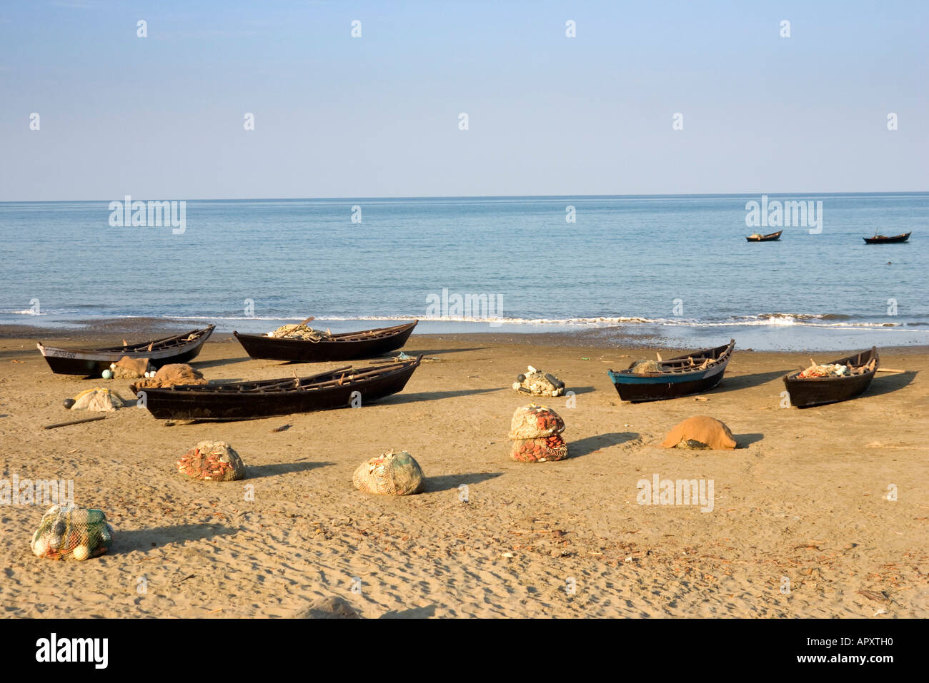 Barche di pescatori sulla spiaggia della Baia di Cuthbert di Long Island, Andamanen, Indien Foto Stock