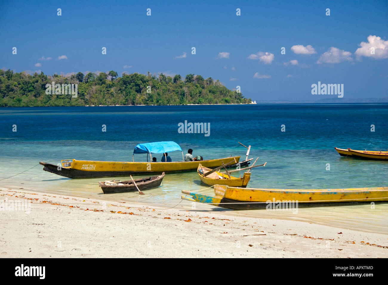 Indien barche di pescatori sulla spiaggia, Isole Andaman, India Foto Stock