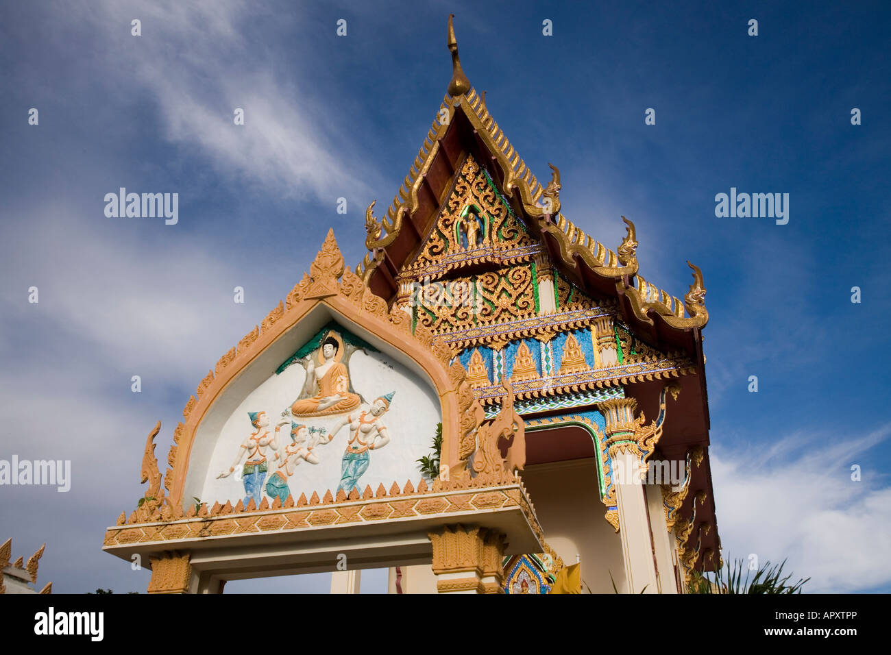 Dettagli della decorazione ornati sopra l'entrata del Wat, o il tempio, a Phala spiaggia vicino a Rayong Thailandia Foto Stock