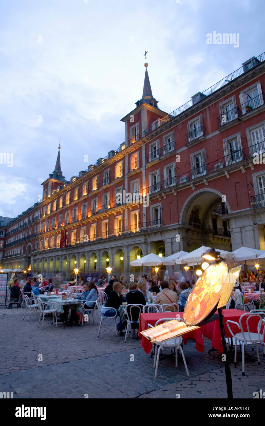 Madrid, Spagna. Sala da pranzo esterna in Plaza Mayor. Foto Stock