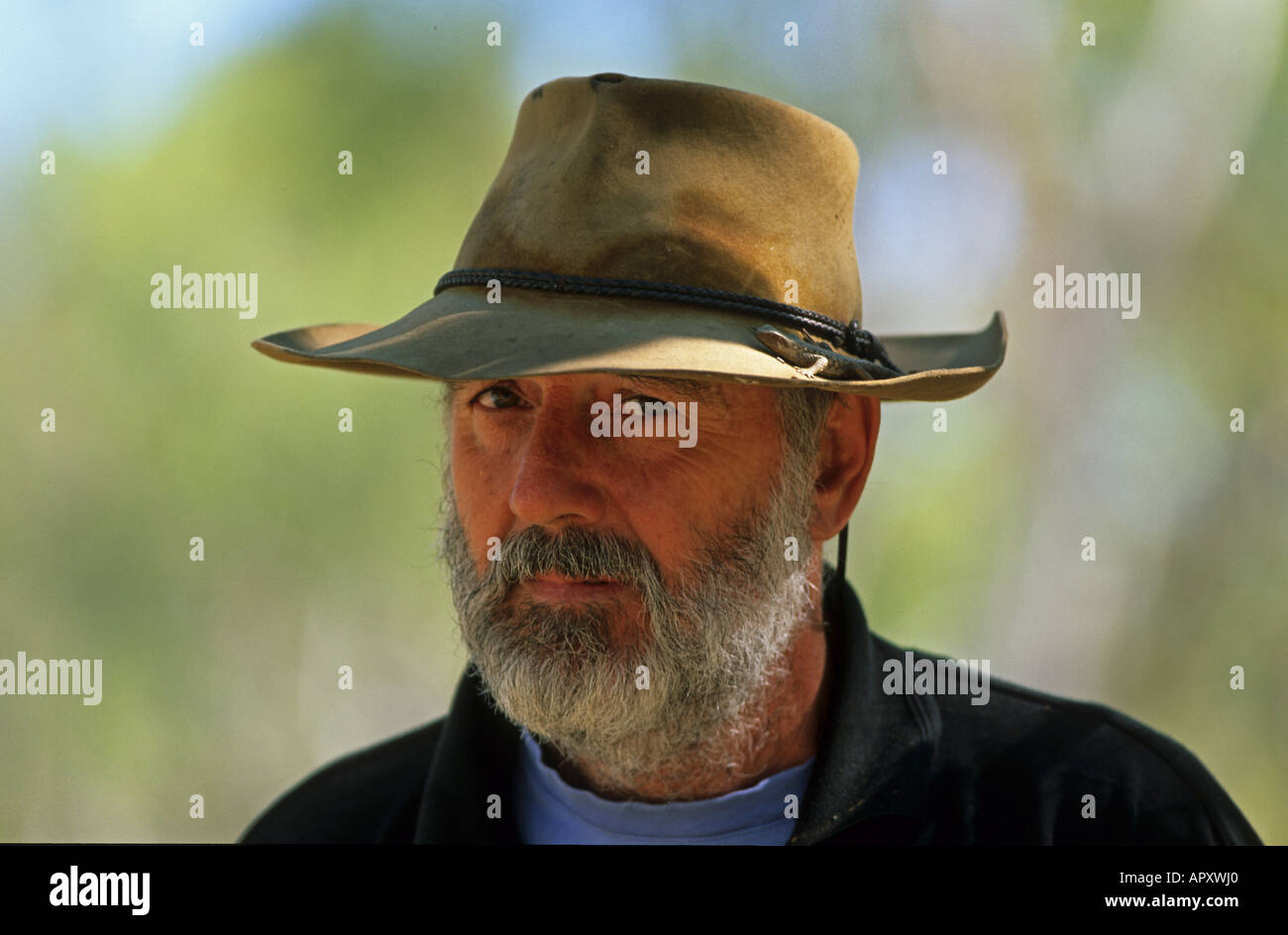 Ritratto di Alan nella boccola hat, Qld, Australien, Queensland, paese del Golfo, ritratto di Alan, fiume guida al Kingfisher Camp. Foto Stock