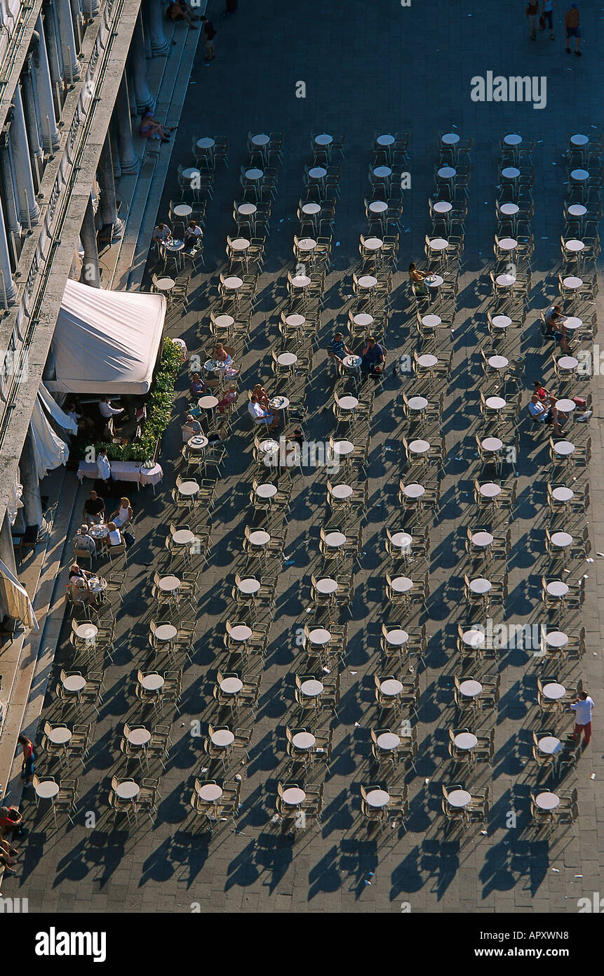 Ugualmente disposti i tavoli e le sedie in streetcafe Florian a Venezia. Italia Foto Stock