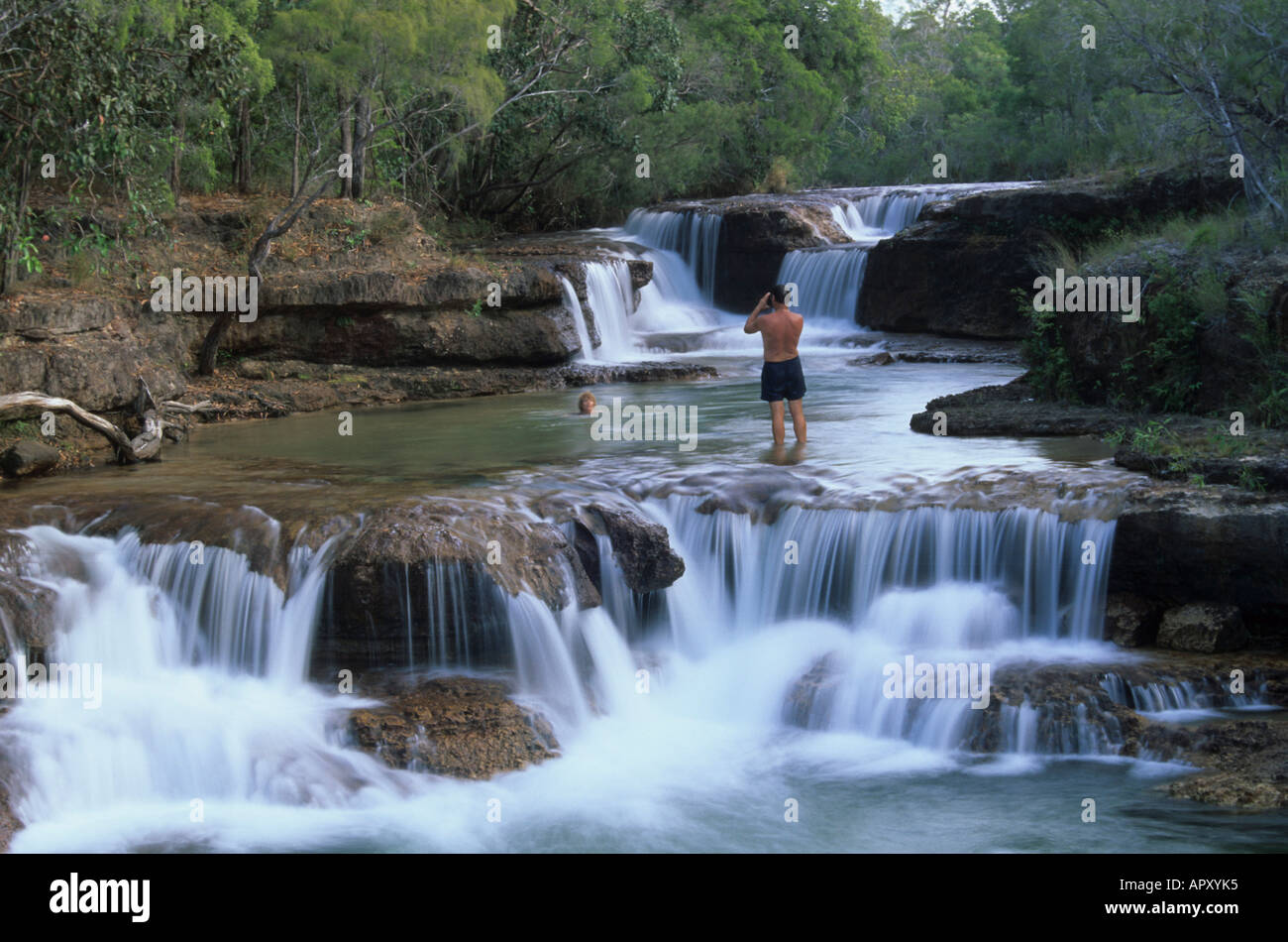 Nuoto a Twin Falls cascata, Australien, Qld, Telegraph road, Jardine River NP, Cape York Peninsula Foto Stock