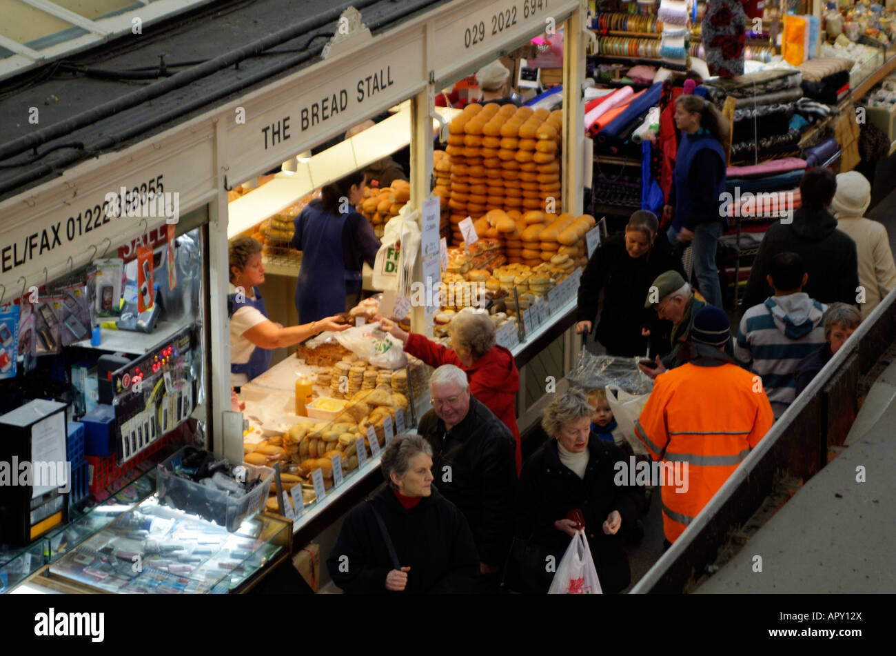 Fornai Shop shopping dei clienti nel mercato coperto Cardiff Galles del Sud Foto Stock