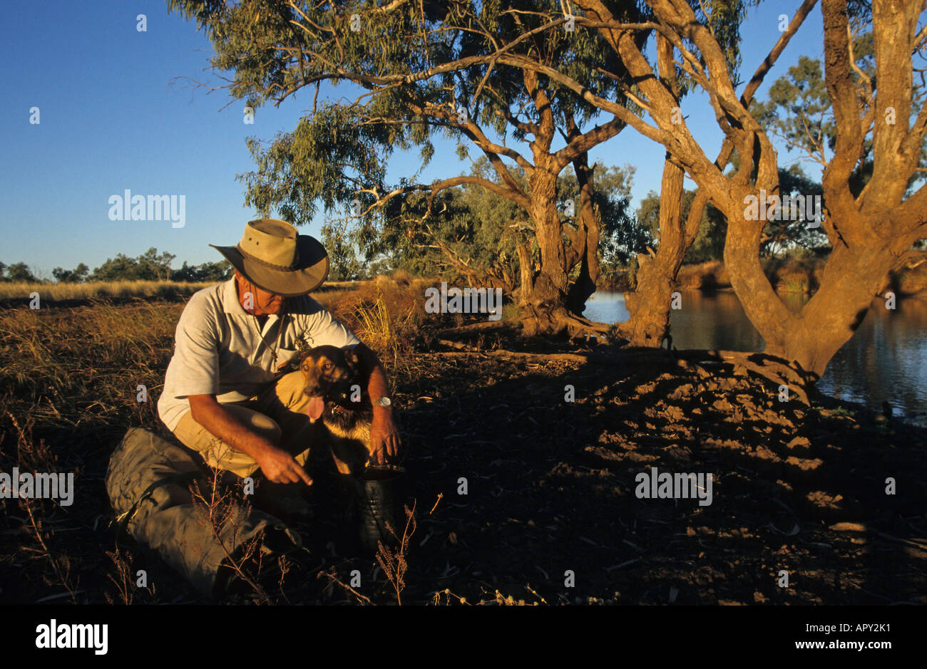 Campi Swagman da un billabong con il cane, Queensland, Australia Foto Stock