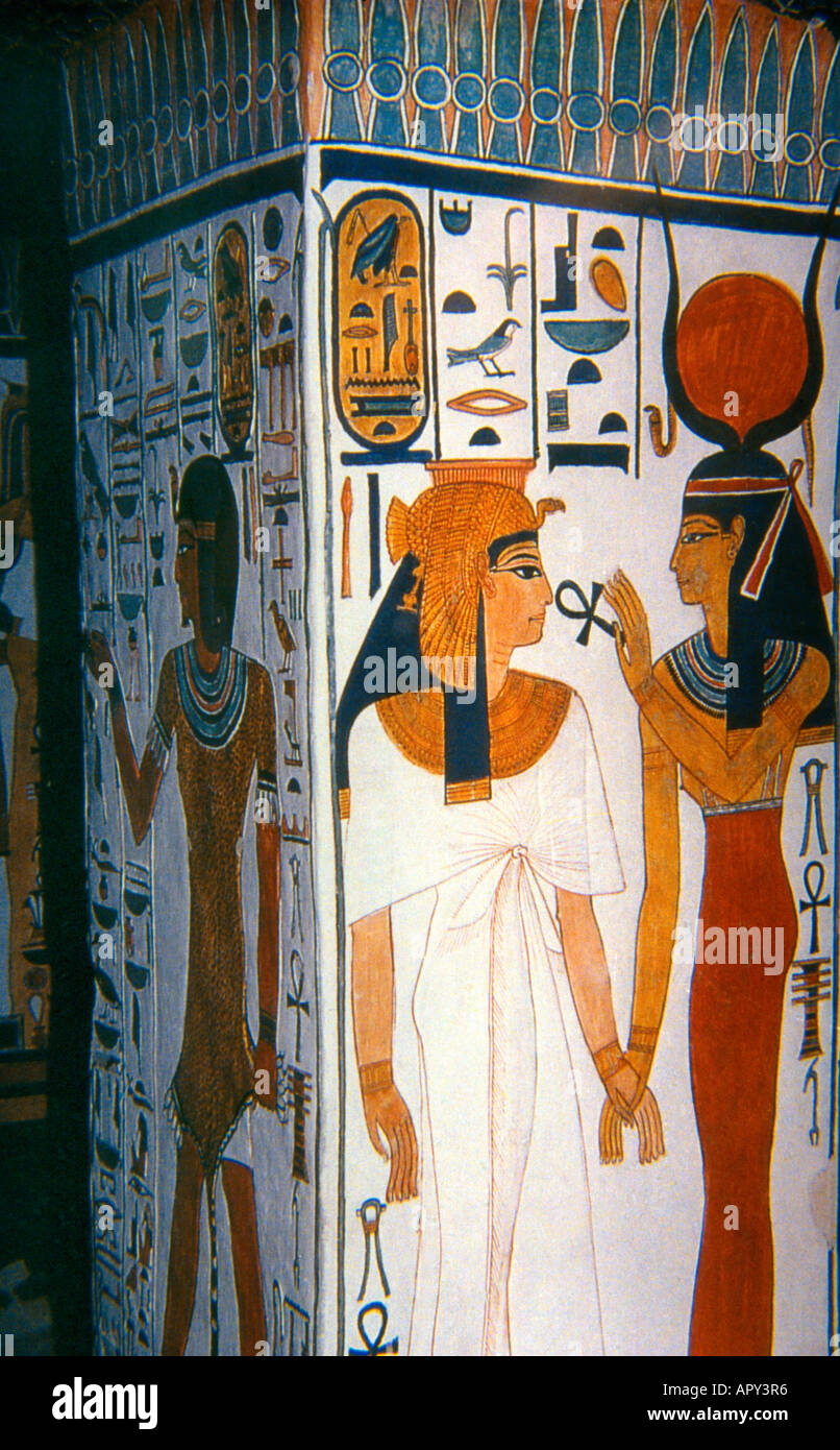 Luxor Egitto Valle delle Regine Tomba di Nefertari (QV66) Dea della camera di sepoltura Iside che offre il simbolo Ankh della vita a Nefertari Foto Stock