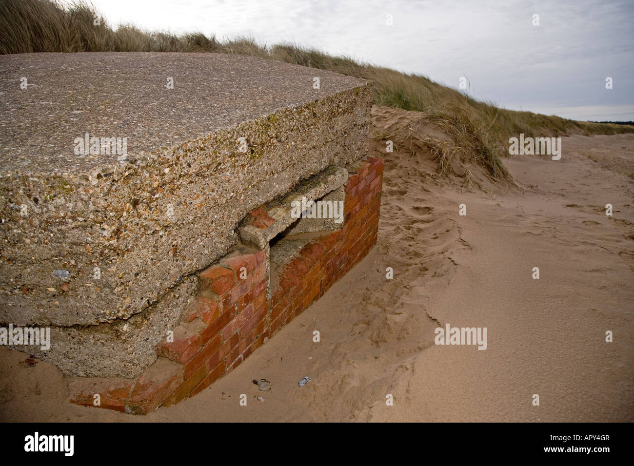 Una pillola di guerra casella sulla spiaggia a Hunstanton Foto Stock