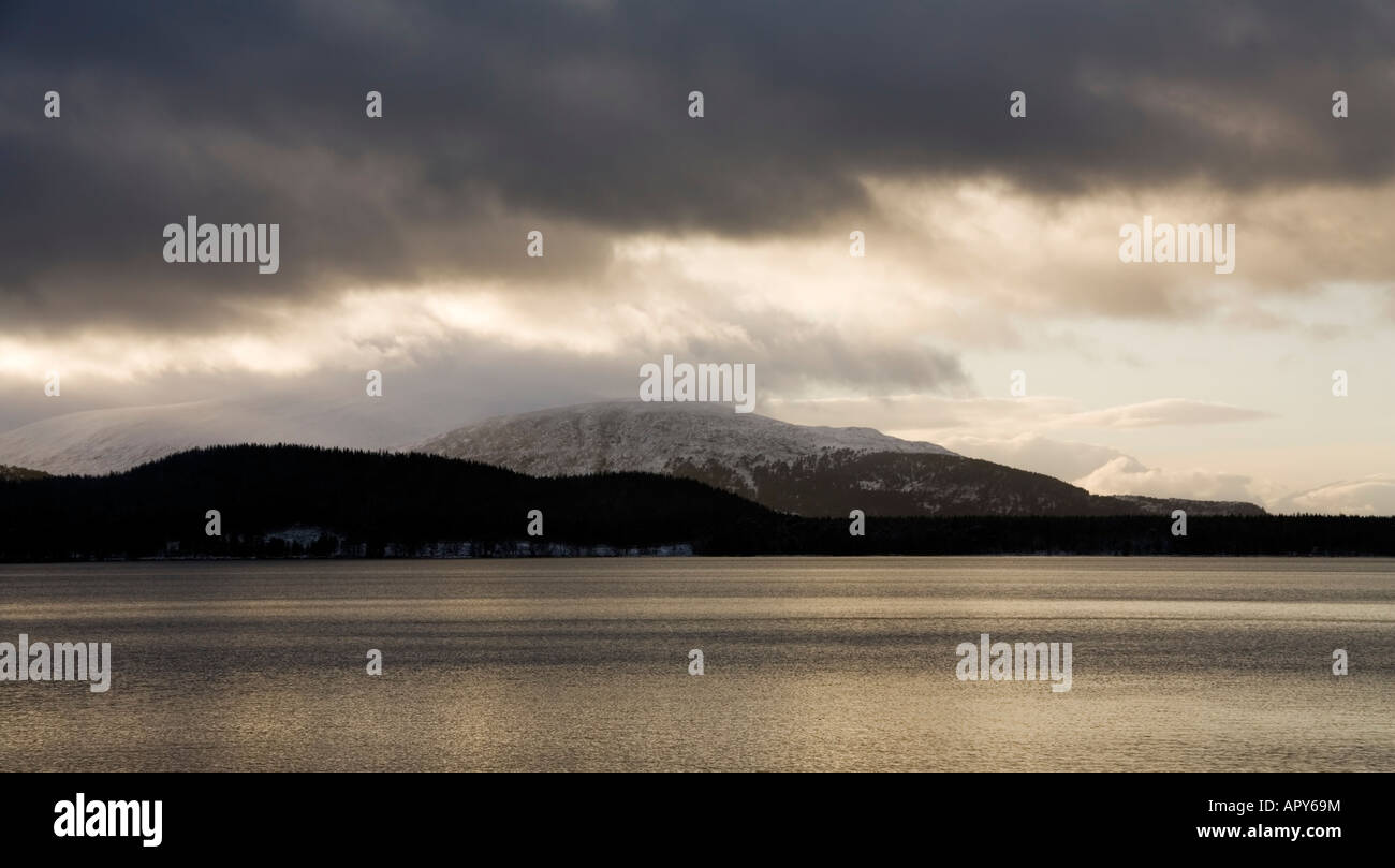 Le nuvole si raccolgono sul Loch Morlich tra CairnGorm e Aviemore nelle Highlands scozzesi Foto Stock