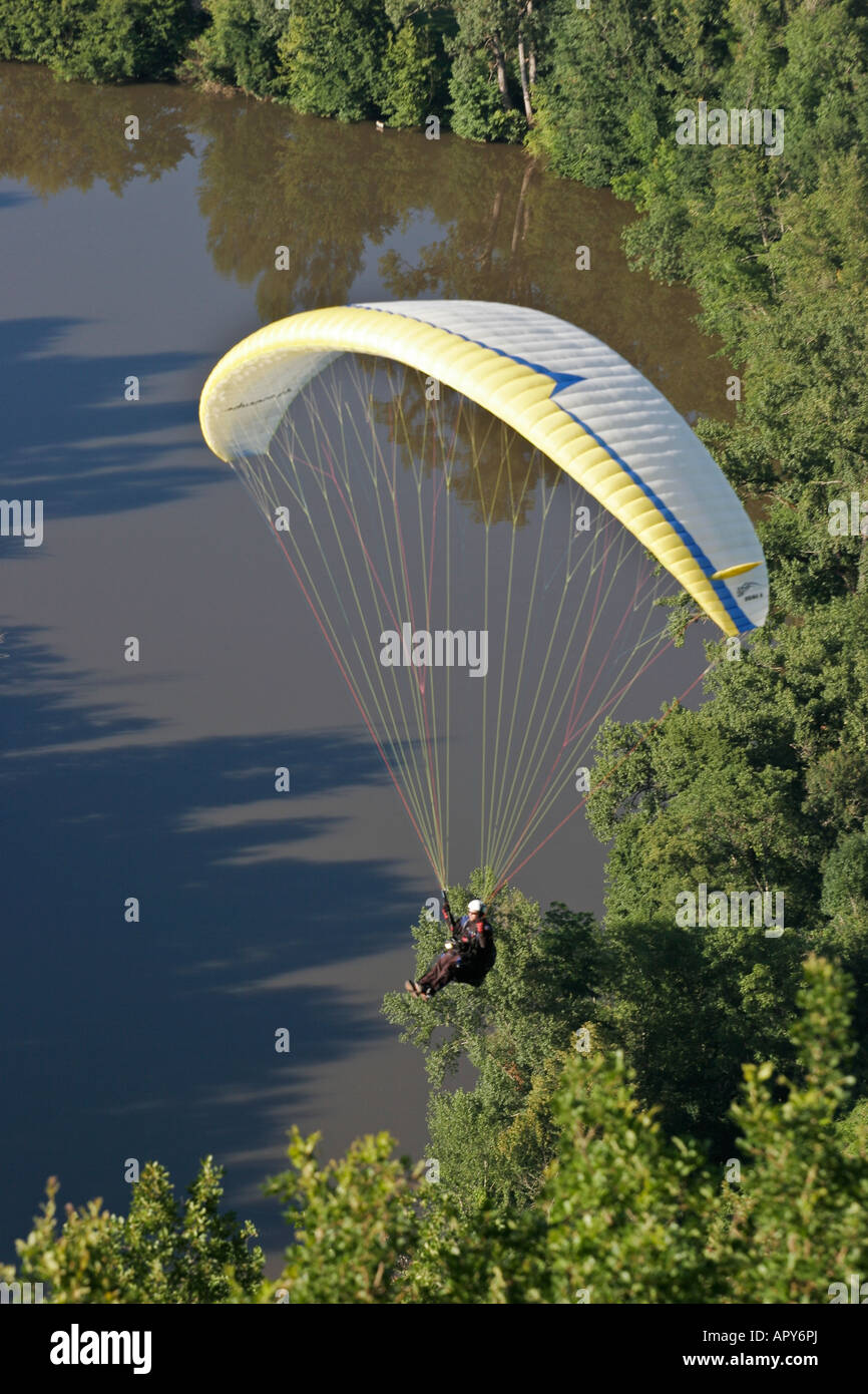 Guardando verso il basso su un bianco di parapendio volare sopra il fiume Lot in Francia Foto Stock