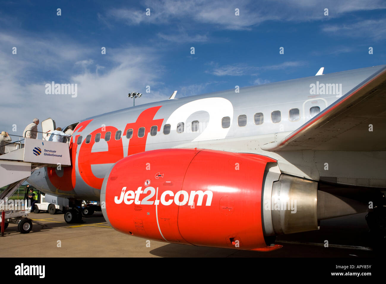 Yorkshire's Jet 2 Boeing 737 parcheggiate all aeroporto di sunshine blue sky Foto Stock