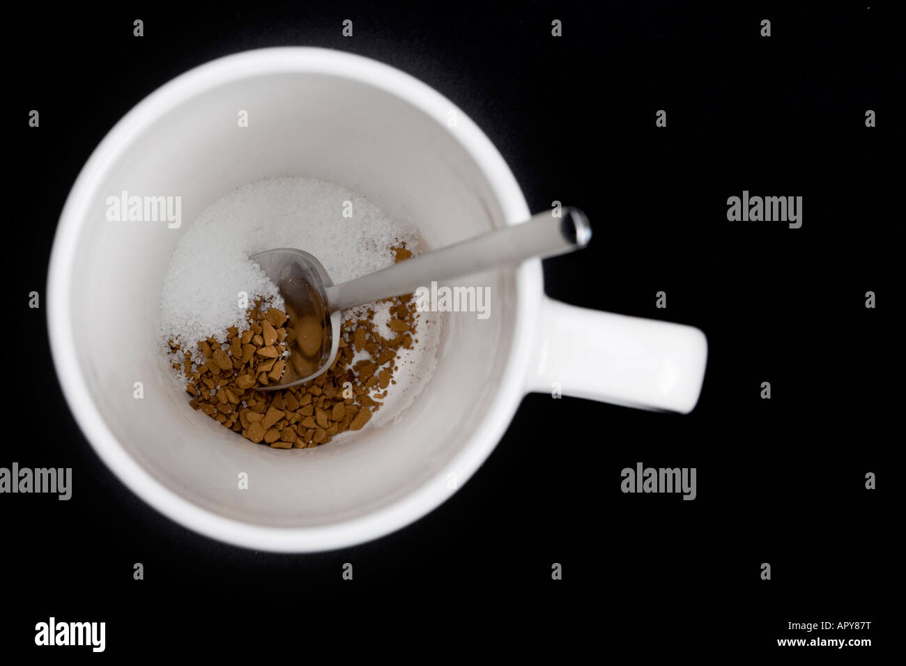 Il caffè in una tazza con cucchiaio d'argento concept Foto Stock