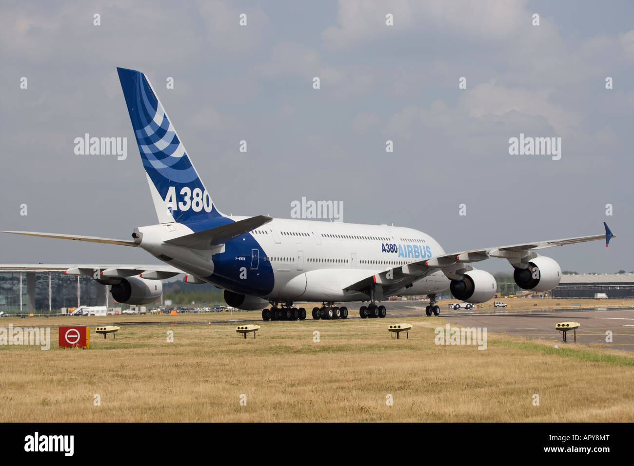 Airbus A380 superjumbo nuova tecnologia avanzata passeggeri più grande piano commerciale nel mondo blu cielo Foto Stock