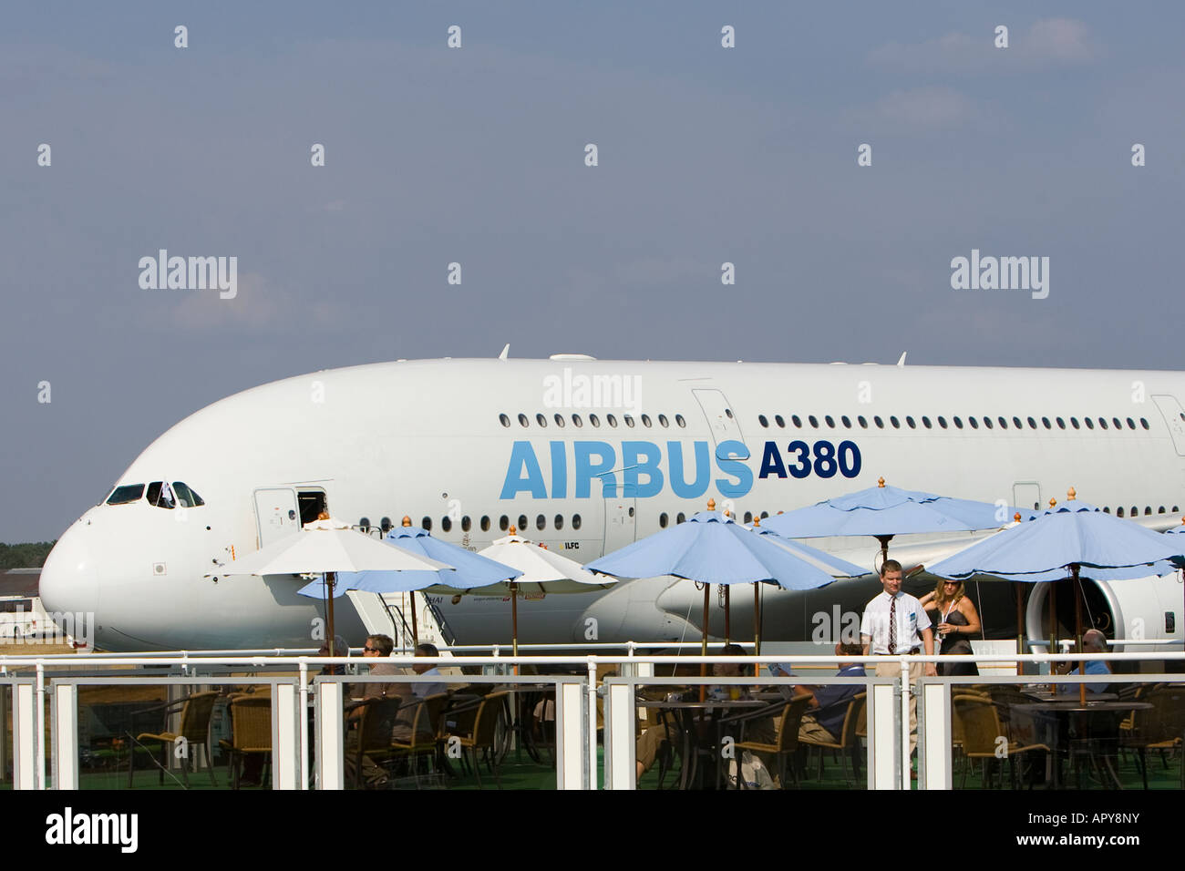 Airbus A380 superjumbo nuova tecnologia avanzata passeggeri più grande piano commerciale nel mondo blu cielo Foto Stock