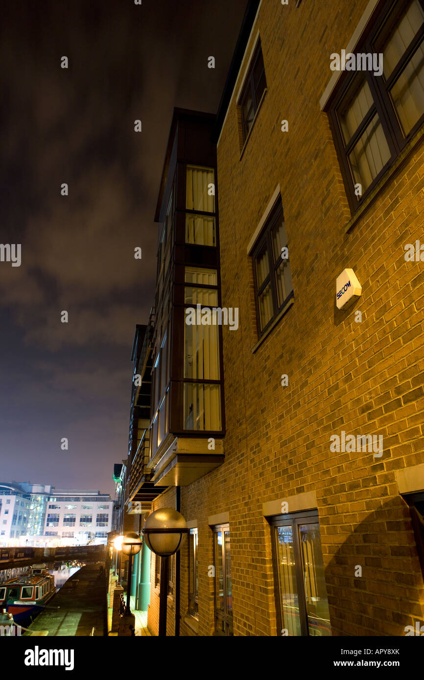 Vista lungo la Leeds Liverpool Canal a Granary Wharf al tramonto tramonto. Una grande area di rigenerazione sul il lungomare della citta'. Foto Stock