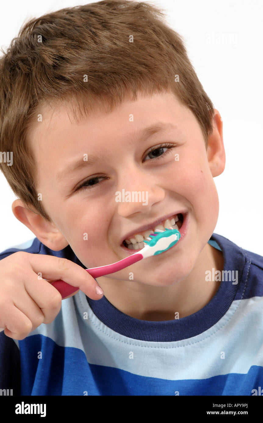Close up boy spazzolando i suoi denti Foto Stock